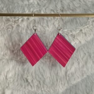 Boucles fuchsia en marqueterie de paille, faites main