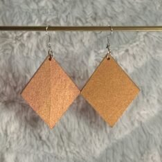 Boucles d'oreilles roses en marqueterie de paille faites main