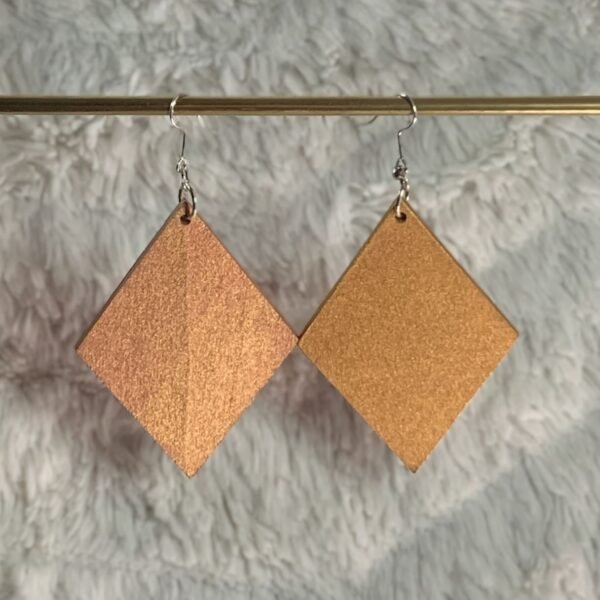 Boucles d'oreilles roses en marqueterie de paille faites main