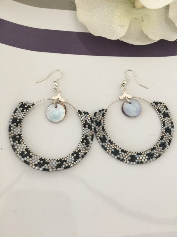 Créoles noires et argentées en perles miyuki tissées à la main