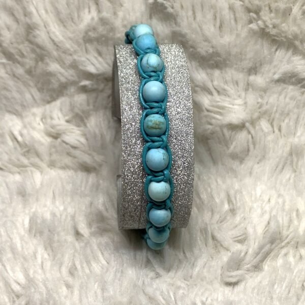 Bracelet en howlite de turquoise mate tressé à la main en cuir