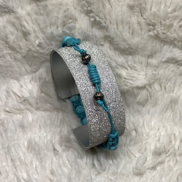 Bracelet en howlite de turquoise mate tressé à la main en cuir