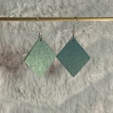 boucles d'oreilles en marqueterie de paille bleue et rouge faites main