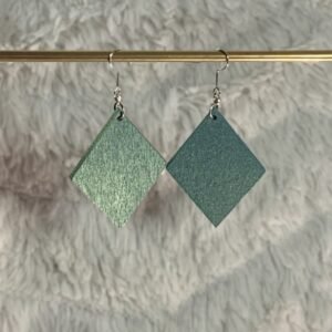 boucles d’oreilles en marqueterie de paille bleue et rouge boucles d’oreilles en marqueterie de paille bleue et rouge
