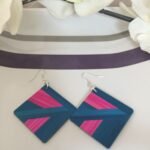 Boucles d'oreilles en marqueterie de paille rose et bleue faites main