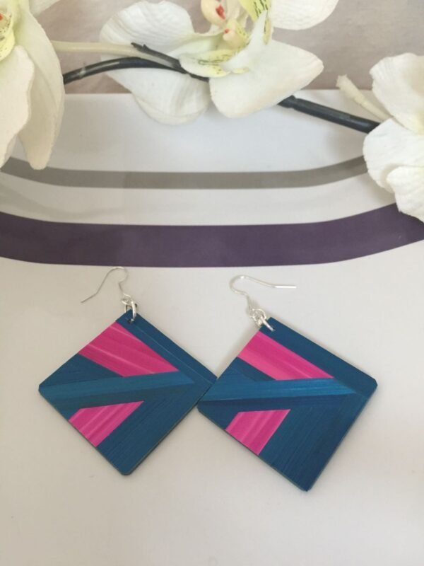 Boucles d'oreilles en marqueterie de paille rose et bleue faites main