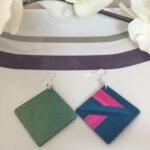 Boucles d'oreilles en marqueterie de paille rose et bleue faites main