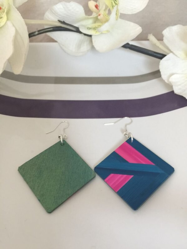 Boucles d'oreilles en marqueterie de paille rose et bleue faites main