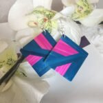 Boucles d'oreilles en marqueterie de paille rose et bleue faites main