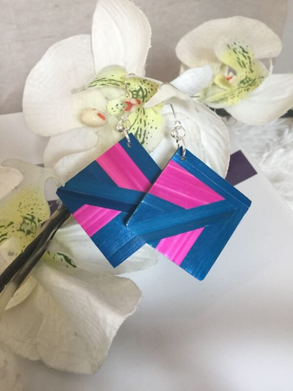 Boucles d'oreilles en marqueterie de paille rose et bleue faites main