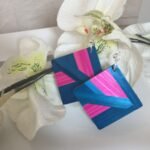 Boucles d'oreilles en marqueterie de paille rose et bleue faites main