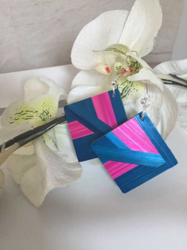 Boucles d'oreilles en marqueterie de paille rose et bleue faites main