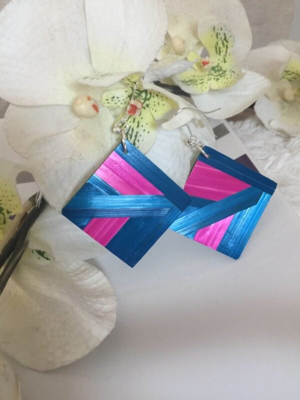 Boucles d'oreilles en marqueterie de paille rose et bleue faites main