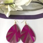 Boucles d'oreilles en marqueterie de paille mauve et fuchsia faites main