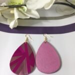 Boucles d'oreilles en marqueterie de paille mauve et fuchsia faites main