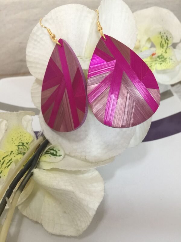 Boucles d'oreilles en marqueterie de paille mauve et fuchsia faites main