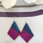 Boucles d'oreilles en marqueterie de paille rose et verte faites main