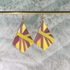 Boucles d'oreilles en marqueterie de paille jaune et mauve faites main