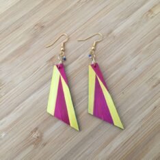 Boucles d'oreilles en marqueterie de paille jaune et violette faites main