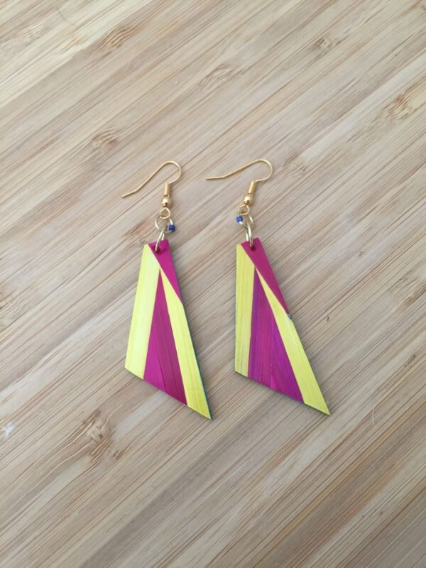 Boucles d'oreilles en marqueterie de paille jaune et violette faites main