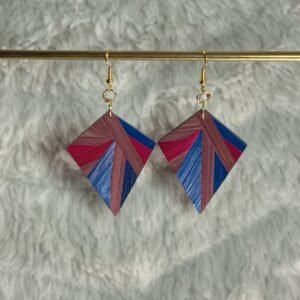 Boucles d'oreilles en marqueterie de paille mauve , bleue et fuchsia faites main