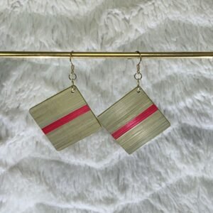 Boucles en marqueterie de paille beige et fuchsia , faites main