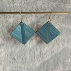 Boucles d'oreilles en marqueterie de paille orange et verte, faites main