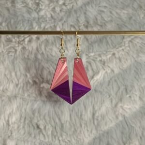 Boucles d'oreilles en marqueterie de paille rose et violette, faites main