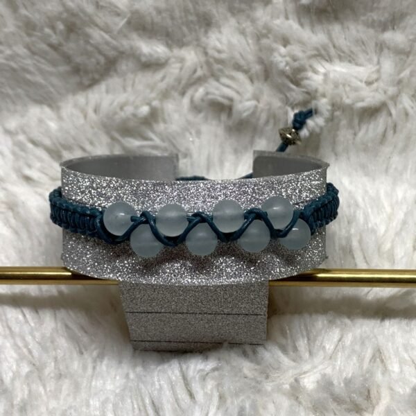 Bracelet en perles de calcédoine et cuir tressé à la main