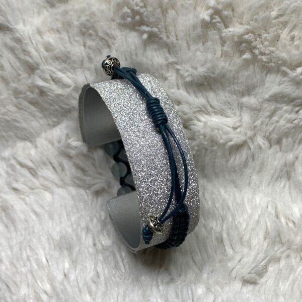 Bracelet en perles de calcédoine et cuir tressé à la main