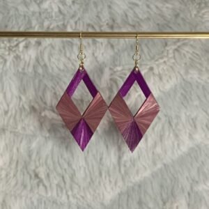 Boucles d'oreilles en marqueterie de paille violette et mauve, faites main