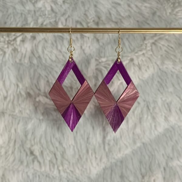 Boucles d'oreilles en marqueterie de paille violette et mauve, faites main