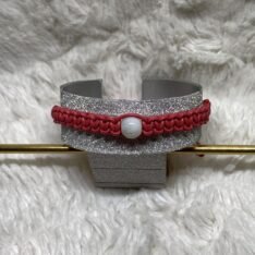 Bracelet en perle naturelle de howlite et cuir tressé à la main