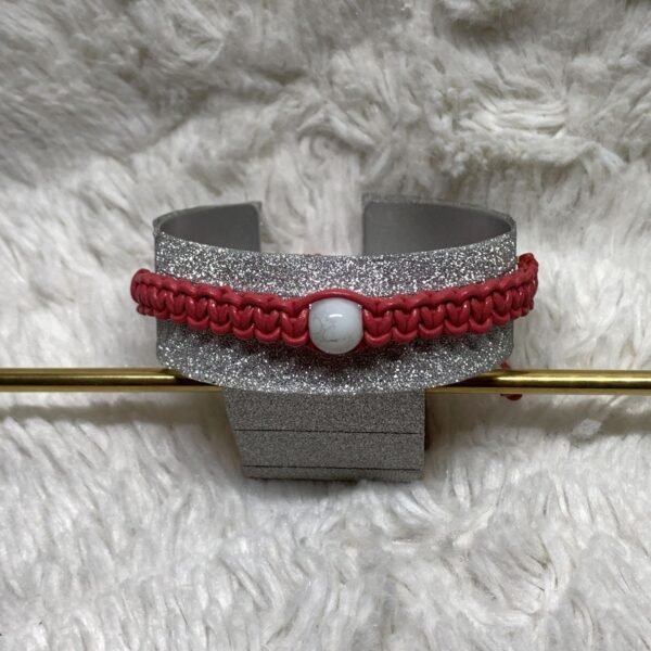 Bracelet en perle naturelle de howlite et cuir tressé à la main