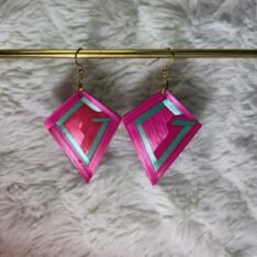 boucles d'oreilles en marqueterie de paille fuchsia et verte faites main