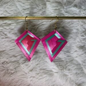 boucles d&rsquo;oreilles en marqueterie de paille fuchsia et verte.jpg