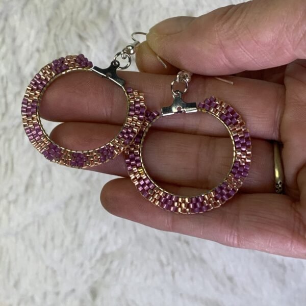 Créoles corail et or en perles miyuki tissées à la main