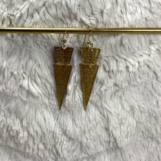 boucles d'oreilles en marqueterie de paille bleue et fuchsia faites main