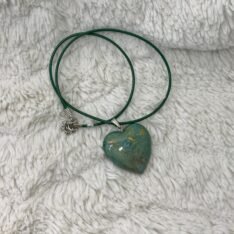 pendentif coeur vert en résine ajustable