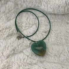 pendentif coeur vert en résine ajustable