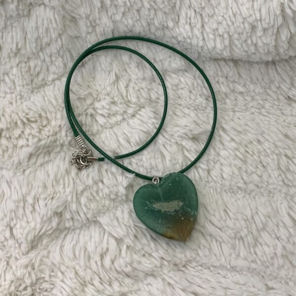 pendentif coeur vert en résine ajustable