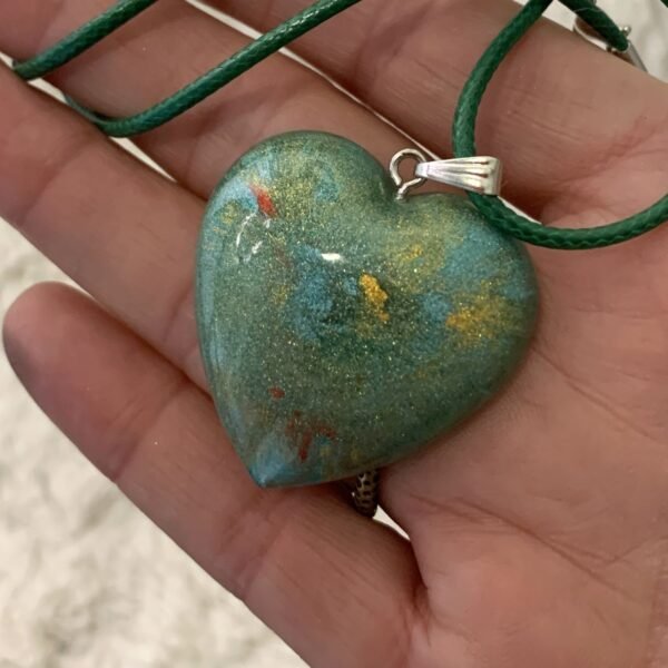 pendentif coeur vert en résine ajustable