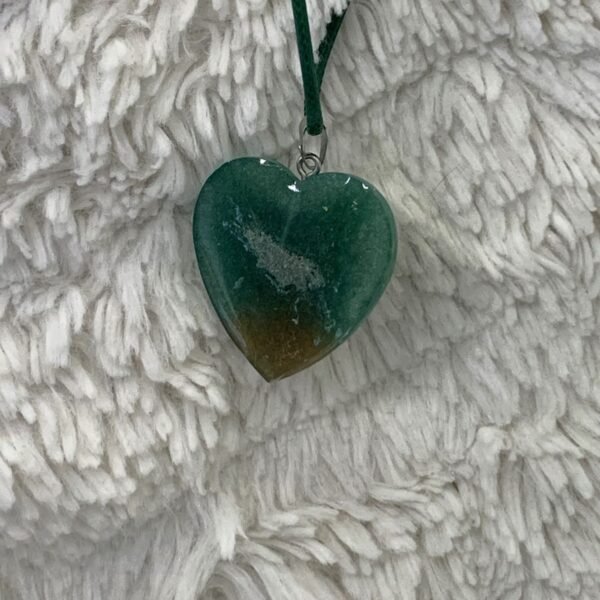 pendentif coeur vert en résine ajustable