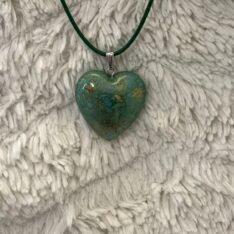 pendentif coeur vert en résine ajustable