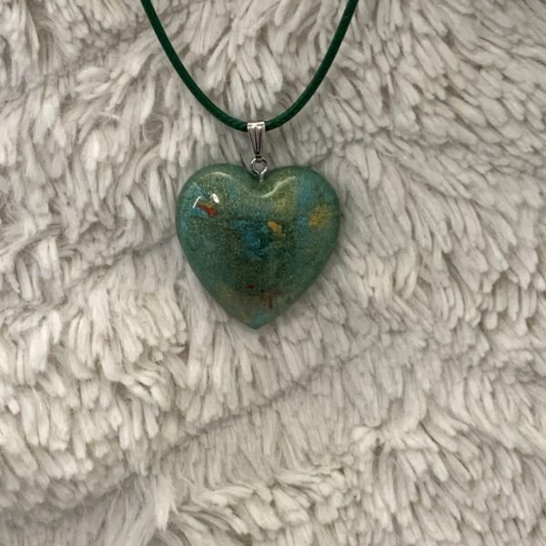 pendentif coeur vert en résine ajustable