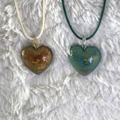 pendentif coeur or ou vert en résine