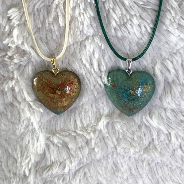 pendentif coeur or ou vert en résine