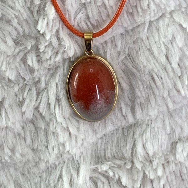 pendentif ovale orange en résine monté sur métal
