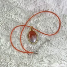 pendentif ovale orange en résine monté sur métal