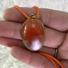 pendentif ovale orange en résine monté sur métal